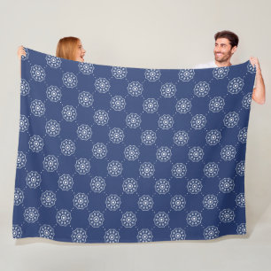 Cobertor De Velo Azul Marinho e Padrão Floral Geométrico Branco