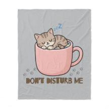 Bebê mantinha de dormir gatinho fofo em xícara de 