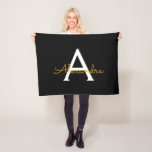 Cobertor De Velo Black Dourado Girly Monographic Name Modern<br><div class="desc">Nome do Monograma Negro e Dourado Fleece Blanket. Isto faz o doce e perfeito aniversário de 16 anos,  casamento,  chá de panela,  aniversário,  chá de fraldas ou festa de solteira presente para alguém que ama luxo de luxo e estilos quíticos.</div>