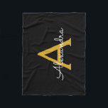Cobertor De Velo Black Dourado Girly Monographic Name Modern<br><div class="desc">Nome do Monograma Negro e Dourado Fleece Blanket. Isto faz o doce e perfeito aniversário de 16 anos,  casamento,  chá de panela,  aniversário,  chá de fraldas ou festa de solteira presente para alguém que ama luxo de luxo e estilos quíticos.</div>
