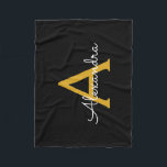 Cobertor De Velo Black Dourado Girly Monographic Name Modern<br><div class="desc">Nome do Monograma Negro e Dourado Fleece Blanket. Isto faz o doce e perfeito aniversário de 16 anos,  casamento,  chá de panela,  aniversário,  chá de fraldas ou festa de solteira presente para alguém que ama luxo de luxo e estilos quíticos.</div>