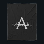 Cobertor De Velo Black Silver Modern Script Girly Monographic Name<br><div class="desc">Monograma de Script Faux Silver e Preto Adicionar Seu Próprio Nome Fleece Blanket. Isto faz o doce e perfeito aniversário de 16 anos,  casamento,  chá de panela,  aniversário,  chá de fraldas ou festa de solteira presente para alguém que ama luxo de luxo e estilos quíticos.</div>