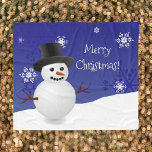 Cobertor De Velo Blue Snowman Winter Scense Christmas Fleece Blanke<br><div class="desc">Mantenha-se aquecido nas noites de férias frias com este branco Blue Snowman Winter Scenery Christmas Fleece Blanket. O design de cobertor apresenta um feliz boneco de neve em uma cena de neve contra um fundo azul real adornado com flocos de neve de cor correspondente. Itens adicionais de presentes e feriados...</div>