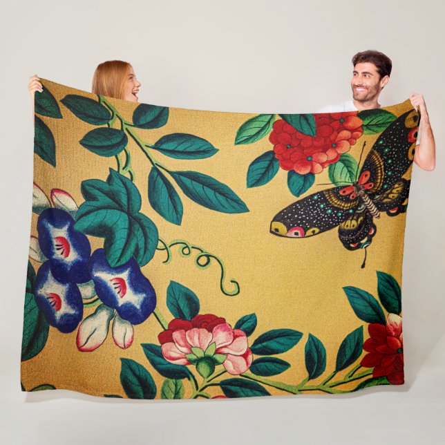 Cobertor De Velo Butterfly with a bush woven polar blanket (In Situ)