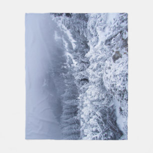 Cobertor De Velo Calm Winter Mountain: Serenidade Foggy.
