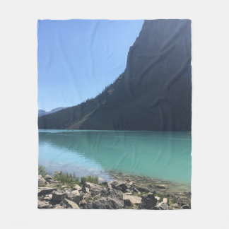 COBERTOR DE VELO CANOAS MULTICOR MOVIDAS EM PÉ NO LAGO