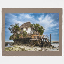 Casa pitoresca sobre um afloramento tropical de co