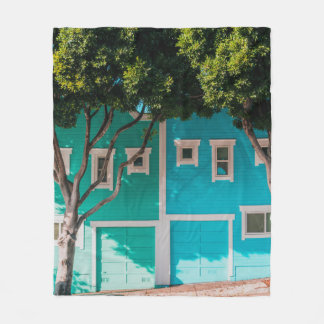 Cobertor De Velo Casas verdes e azuis ao lado de árvores na calçada