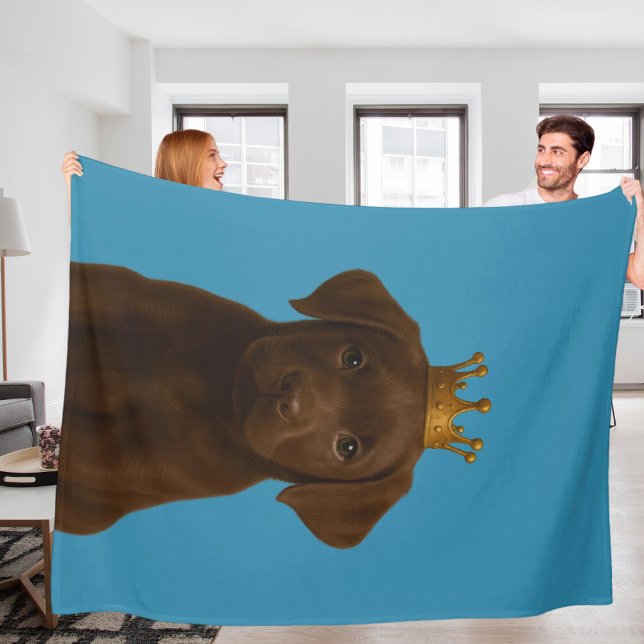 Cobertor De Velo Chocolate Labrador Puppy com Dourada Coroa (Chocolate Labrador Puppy in Gold Crown Cute Fleece Blanket by Ricaso. Choc lab pup dog on blue)