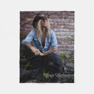 Cobertor De Velo Chris Caffery Sentado por Brick Wall