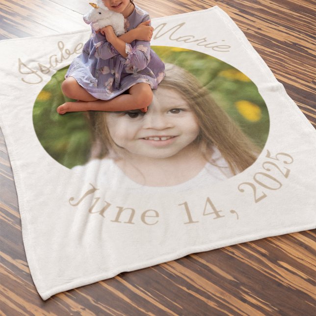Cobertor De Velo Círculo & Script Centralizado (Fleece blanket with ivory base, circle photo center, script name above, and curved date below.)