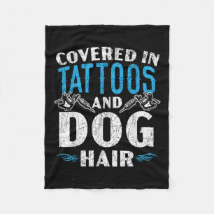 Cobertor De Velo Coberta Em Tatuagens E Tatuagem No Cabelo Do Cão P
