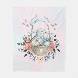 Cobertor De Velo Coelho bonito em uma cesta com ovos & as flores