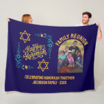 Cobertor De Velo FELIZ HANUKKAH Chanukah<br><div class="desc">Na moda HAPPY HANUKKAH Chanukah Fleece Blanket, com TEXTO PERSONALIZÁVEL, especialmente projetado com a Estrela de David, bordado de canto e tipografia descritiva. O verso de script na parte inferior é PERSONALIZÁVEL para que você possa adicionar sua mensagem personalizada, por exemplo, seu nome, nome da família ou nome da organização....</div>