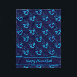 Cobertor De Velo FELIZ HANUKKAH Dreidel MARINHO CYAN<br><div class="desc">Na moda meia-noite marinho azul CUBE POUF para celebrar HANUKKAH. Marinho e tema azul ciano com impressão ciano DREIDEL. Há um texto personalizável de marcador de posição na frente que diz HAPPY HANUKKAH para que você possa personalizar com sua própria saudação e/ou nome (de comprimento semelhante). A decoração de casa...</div>