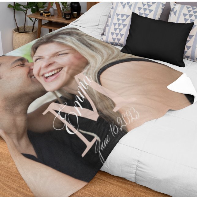 Cobertor De Velo Folheto de História de Sobreposição com Script (Romantic fleece blanket with full photo, bold initial, script name, and date keepsake.)