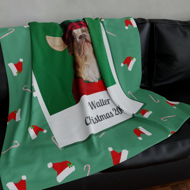 Cobertor De Velo Foto de Cachorro Verde Folha de Natal Personalizad (A fun and festive cozy throw blanket with space for your photo and name)