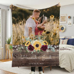 Cobertor De Velo Foto do Casal Rustic Sunflower<br><div class="desc">Este cobertor de fotos do casal de casamento de girassol rústico e rosas de lama faz um presente perfeito. Este cobertor apresenta girassol amarelo-aquarela com rosas burguentos e bófia e verde-salva sobre fundo de madeira. Este é um esquema de cores perfeito para o final do verão ou casamento outono. Personalize...</div>