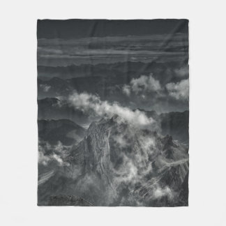 COBERTOR DE VELO FOTO EM GRAYSCALE DO INTERVALO DE MONTANHA