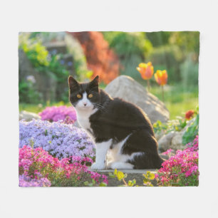Cobertor De Velo Gato branco-preto em um jardim de flores coloridas