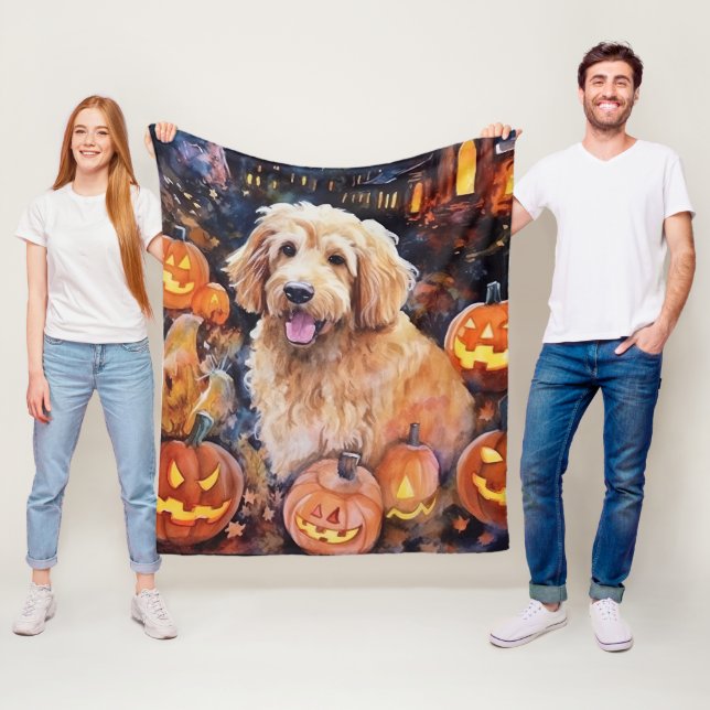 Cobertor De Velo Goldendoodle do Halloween Com Pumpkins Assustado (In Situ)