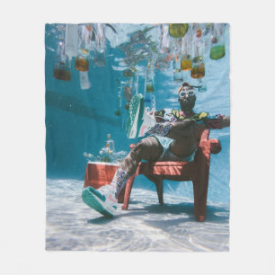 Cobertor De Velo Homem sentado na cadeira debaixo de água com fundo