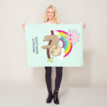 Cobertor De Velo Ilustração Funny Ativada no Modo Lúteo<br><div class="desc">Um cobertor com uma ilustração com uma preguiça castanha engraçada e feliz pairando em um galho de árvore. Um arco-íris colorido atrás dele junto com um sol rosa pairando sobre a cabeça. Bonita, adorável e moda. Um pouco de humor com o texto dizendo: Modo Leve Ativado. Pode ser alterado ou...</div>