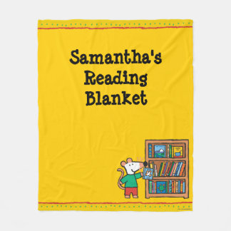 Cobertor De Velo Maisy e uma estante dos livros