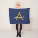 Cobertor De Velo Marinho Azul Dourado Girly Monographic Name Modern<br><div class="desc">Marinho Azul e Monograma Dourado Nome Fleece Blanket. Isto faz o doce e perfeito aniversário de 16 anos,  casamento,  chá de panela,  aniversário,  chá de fraldas ou festa de solteira presente para alguém que ama luxo de luxo e estilos quíticos.</div>