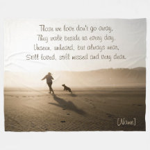 Melhores amigos menina e cão na praia