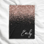Cobertor De Velo Monograma Brilhante preto-Rosa Dourado, cor-de-ros<br><div class="desc">Preto e Rosa Dourado - Nome do Monograma do Script Glitter Brilhante Cor-de-Rosa Esbranquiçada e Folheto Inicial do Fleece. Isto faz o doce e perfeito aniversário de 16 anos, casamento, chá de panela, aniversário, chá de fraldas ou festa de solteira presente para alguém que ama luxo de luxo e estilos...</div>
