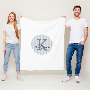 Cobertor De Velo Monograma Circular Listrado Azul Empoeirado Person