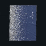 Cobertor De Velo Monograma Nome Menina Brilho Azul Marinho Prata<br><div class="desc">Cobertor de Fleece com Monograma e Inicial Brilho Faux Azul Marinho e Prata. Isso torna o presente perfeito para aniversário de 16 anos,  casamento,  chá de noiva,  aniversário de casamento,  chá de bebê ou despedida de solteira para alguém que ama luxo e estilos chiques e glamorosos.</div>