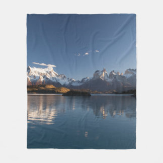 COBERTOR DE VELO MONTANHA COBERTA PELA NEVE EM FOTOGRAFIA REFLETIVA