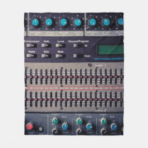 Cobertor De Velo Muitos botões de um mixer de som em um estúdio d
