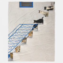 Cobertor De Velo Muitos gatos numa escada branca numa aldeia grega