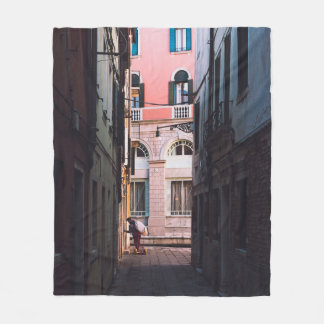 COBERTOR DE VELO MULHER DE CAMISA BRANCA E CALÇAS NEGRAS CAMINHANDO