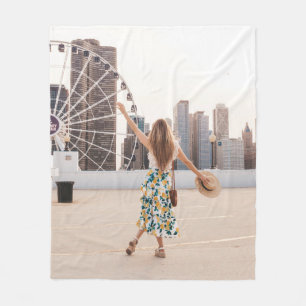 Cobertor De Velo Mulher de vestido floral branco e azul com chapéu