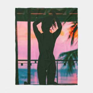 Cobertor De Velo Mulher no topo do tanque preto e calças em preto