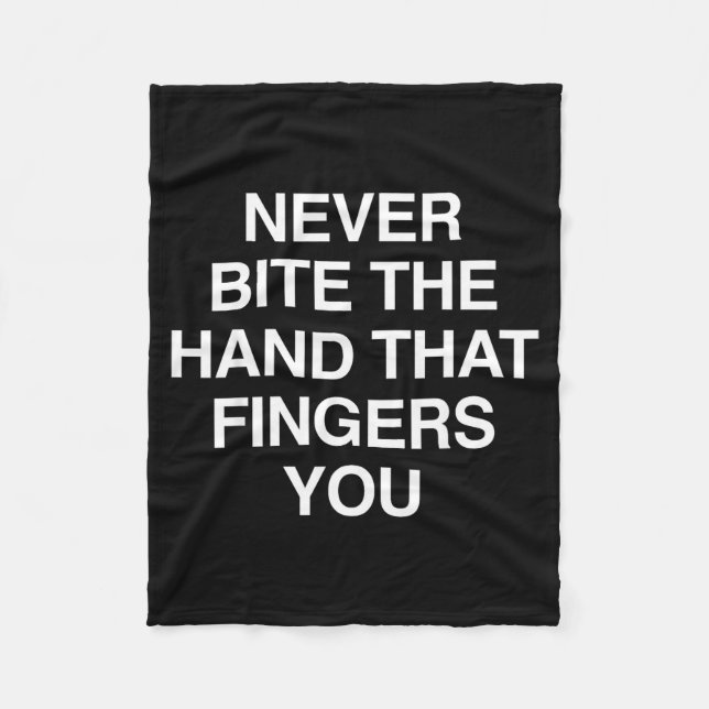 Cobertor De Velo Never Bite The Hand That Fingers You Funny Sarcasm (Frente)