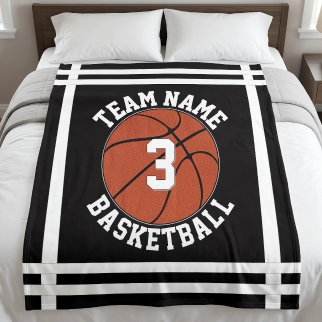 Cobertor De Velo Nome de Equipe de Basquete Personalizado e Número  (Personalized basketball blankets with custom team name and player number, on bed.)
