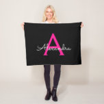 Cobertor De Velo Nome do Monograma Girly Black Script Hot-Pink<br><div class="desc">Monograma Preto e Rosa Quente Nome Fleece Blanket. Isto faz o doce e perfeito aniversário de 16 anos,  casamento,  chá de panela,  aniversário,  chá de fraldas ou festa de solteira presente para alguém que ama luxo de luxo e estilos quíticos.</div>