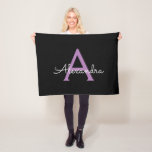 Cobertor De Velo Nome do Monograma Girly de Script Preto Roxo<br><div class="desc">Nome do Monograma Negro e Roxo Fleece Blanket. Isto faz o doce e perfeito aniversário de 16 anos,  casamento,  chá de panela,  aniversário,  chá de fraldas ou festa de solteira presente para alguém que ama luxo de luxo e estilos quíticos.</div>
