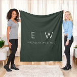 Cobertor De Velo Nome do Monograma Moderno e Elegante Verde Escuro<br><div class="desc">Elevem seu conforto e estilo com nosso clássico Elegante e moderno e minimalista Monograma Flancê. Este cobertor meticulosamente projetado combina perfeitamente a sofisticação do eterno com o minimalismo contemporâneo, fazer-o de uma adição confortável e personalizada à decoração da sua casa. Feito com precisão e atenção aos detalhes, esse cobertor de...</div>