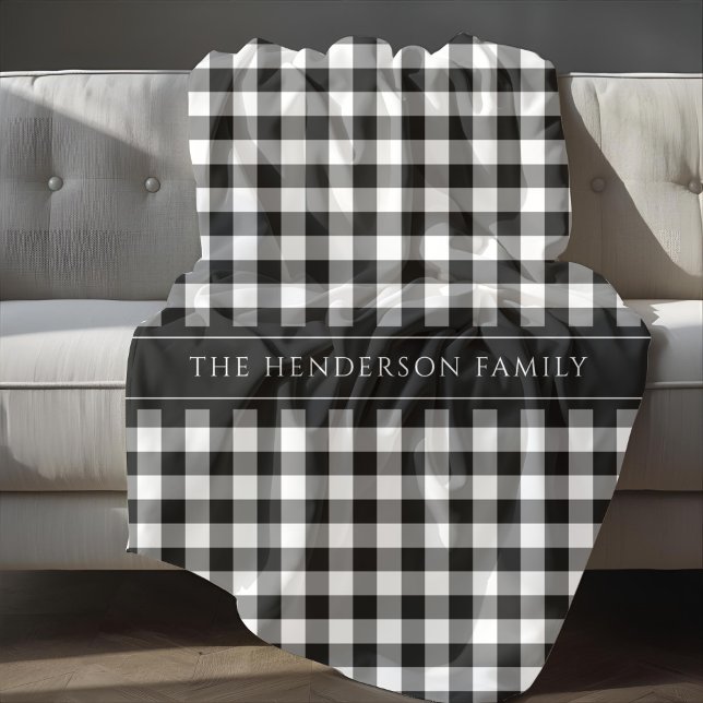 Cobertor De Velo Nome Moderno da Família de Xadrezes Preta e Branca (Modern Black And White Plaid Family Name Fleece Blanket)