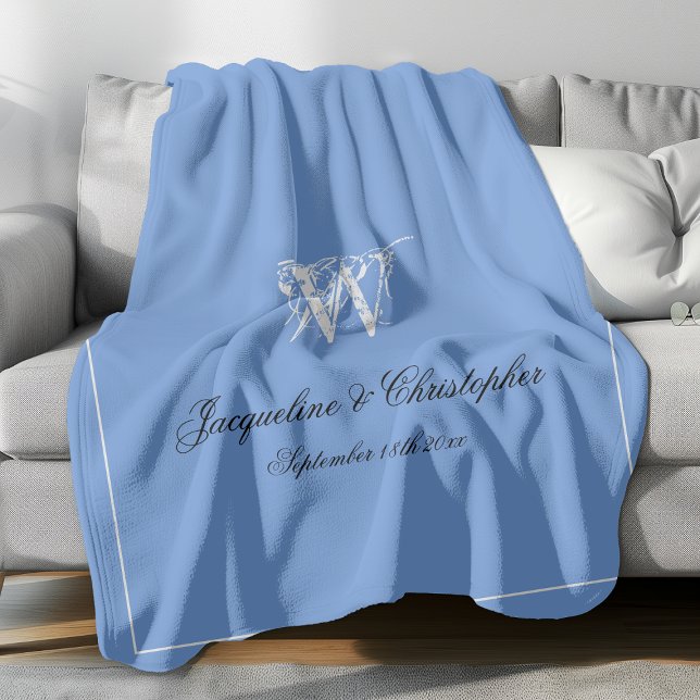 Cobertor De Velo Novamente Keepsael do Monograma Elegante do Casame (Elegant white monogram with black font names and white border against blue background fleece blanket)