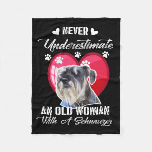 Cobertor De Velo Nunca subestime uma velha com um schnauzer