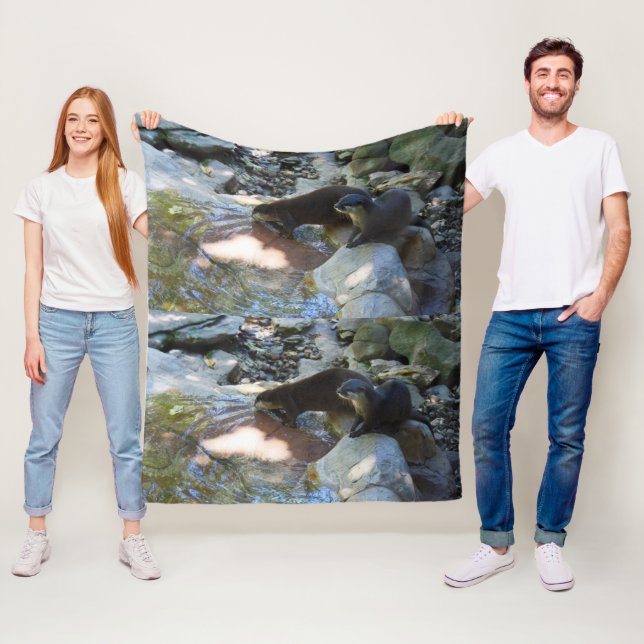 Cobertor De Velo Otters Drinking, Medium Fleece Blanket (In Situ)