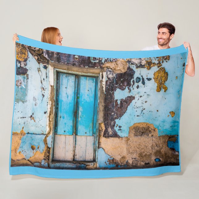 Cobertor De Velo Parede e porta azuis (In Situ)