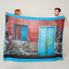 Cobertor De Velo Parede vermelha, azul e cinza, porta e janela